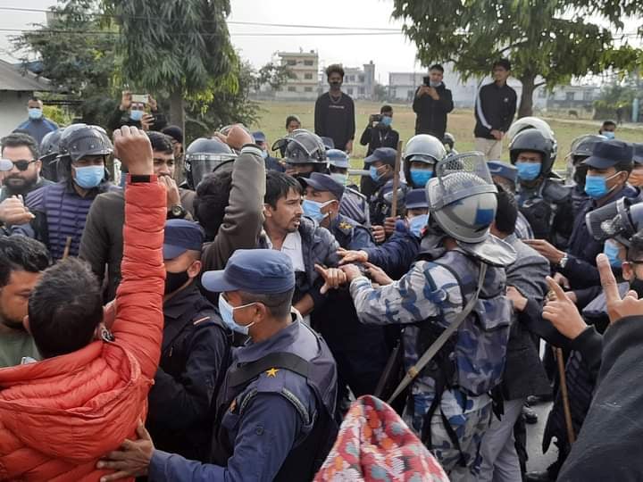 एमालेका कार्यकर्ताले देखाए प्रदेश १ का मुख्यमन्त्री राईलाई कालो झण्डा